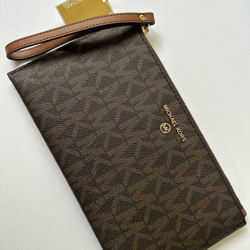 New with tag Michael Kors wristlet